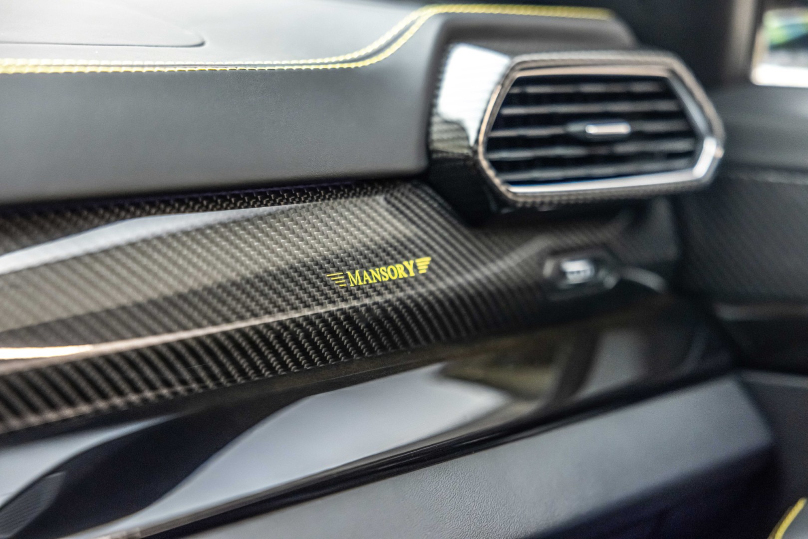 2021 LAMBORGHINI URUS BY MANSORY 